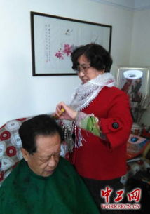 精剪細琢傳溫情，匠心服務暖人心——記陜西咸陽市飲食服務公司實驗理發店先進事跡